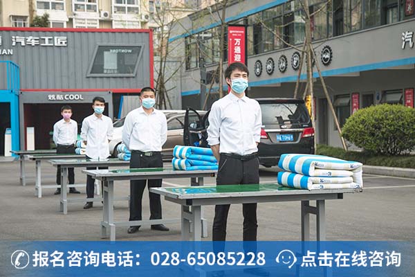 老师们正在参加叠军被比赛